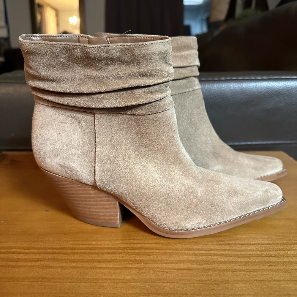 Vince Camuto Tan Suede Ankle Boots Size 6 Side Zip Stacked Heel Pointed Toe NEW